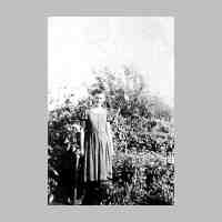 006-0075 Erna Quednau im Jahre 1940 im Garten.jpg